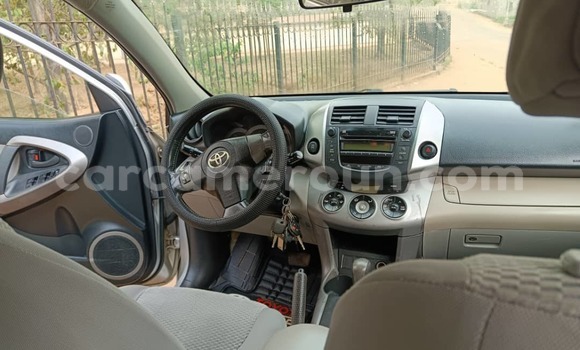 Sayi Na hannu Toyota RAV4 Azurfa Mota in Yaounde a Babban Kamaru Sayi Na hannu Toyota RAV4 Azurfa Mota in Yaounde a Babban Kamaru