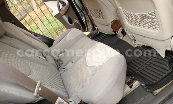 Sayi Na hannu Toyota RAV4 Azurfa Mota in Yaounde a Babban Kamaru Sayi Na hannu Toyota RAV4 Azurfa Mota in Yaounde a Babban Kamaru