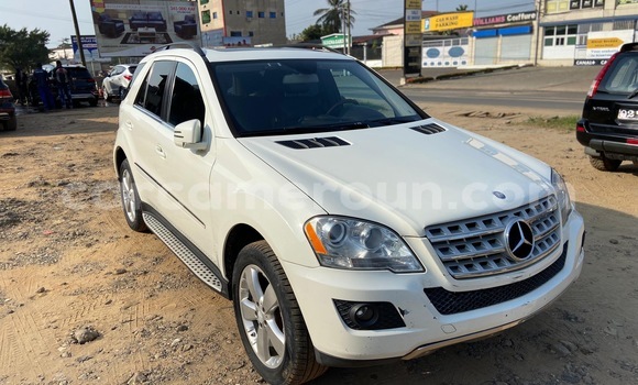 Sayi Imported Mercedes‒Benz ML–Class White Mota in Douala a Ƙasar Kamaru