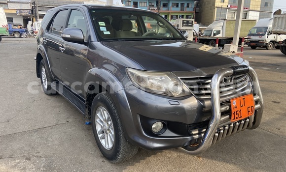 Sayi Na hannu Toyota Fortuner Sauran Mota in Douala a Ƙasar Kamaru Sayi Na hannu Toyota Fortuner Sauran Mota in Douala a Ƙasar Kamaru