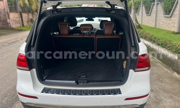 Sayi Imported Mercedes‒Benz GLE White Mota in Douala a Ƙasar Kamaru Sayi Imported Mercedes‒Benz GLE White Mota in Douala a Ƙasar Kamaru