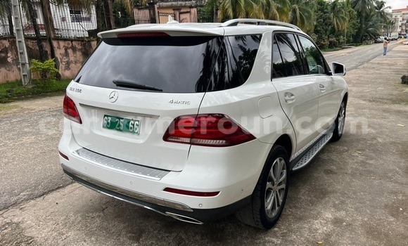 Sayi Imported Mercedes‒Benz GLE White Mota in Douala a Ƙasar Kamaru Sayi Imported Mercedes‒Benz GLE White Mota in Douala a Ƙasar Kamaru