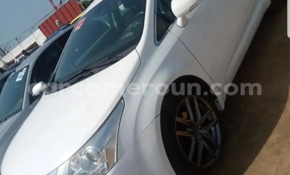 Sayi Na hannu Toyota Avensis White Mota in Yaounde a Babban Kamaru