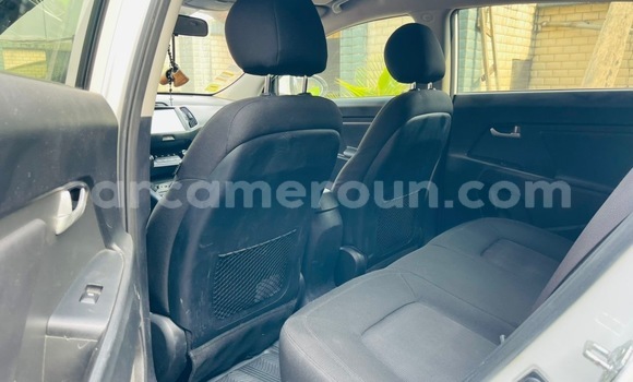 Sayi Na hannu Kia Sportage White Mota in Douala a Ƙasar Kamaru Sayi Na hannu Kia Sportage White Mota in Douala a Ƙasar Kamaru