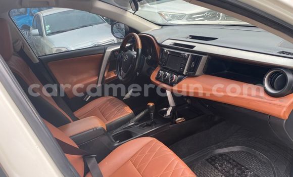 Sayi Na hannu Toyota RAV4 White Mota in Douala a Ƙasar Kamaru Sayi Na hannu Toyota RAV4 White Mota in Douala a Ƙasar Kamaru