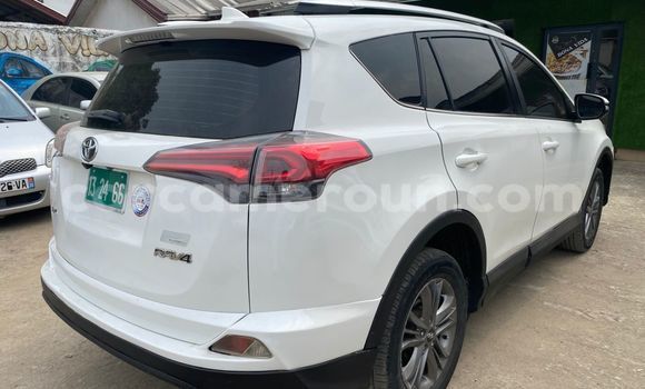 Sayi Na hannu Toyota RAV4 White Mota in Douala a Ƙasar Kamaru Sayi Na hannu Toyota RAV4 White Mota in Douala a Ƙasar Kamaru