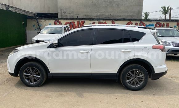 Sayi Na hannu Toyota RAV4 White Mota in Douala a Ƙasar Kamaru Sayi Na hannu Toyota RAV4 White Mota in Douala a Ƙasar Kamaru
