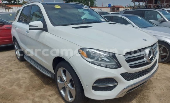 Sayi Na hannu Mercedes‒Benz ML–Class White Mota in Douala a Ƙasar Kamaru