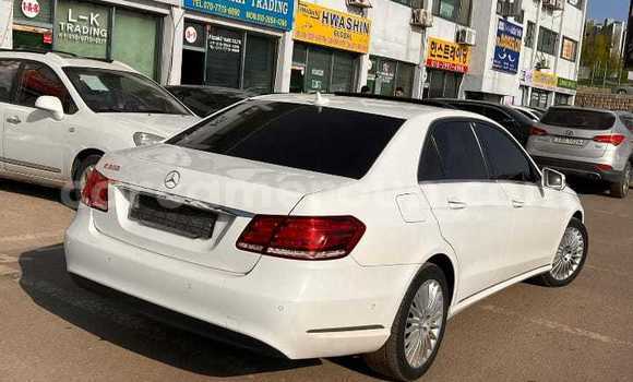 Acheter Occasion Voiture Mercedes-Benz E-Classe Blanc à Douala, Littoral Cameroon Acheter Occasion Voiture Mercedes-Benz E-Classe Blanc à Douala, Littoral Cameroon