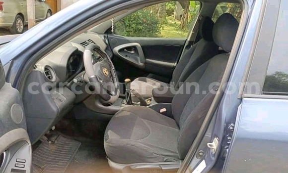 Sayi Na hannu Toyota RAV4 Blue Mota in Douala a Ƙasar Kamaru Sayi Na hannu Toyota RAV4 Blue Mota in Douala a Ƙasar Kamaru