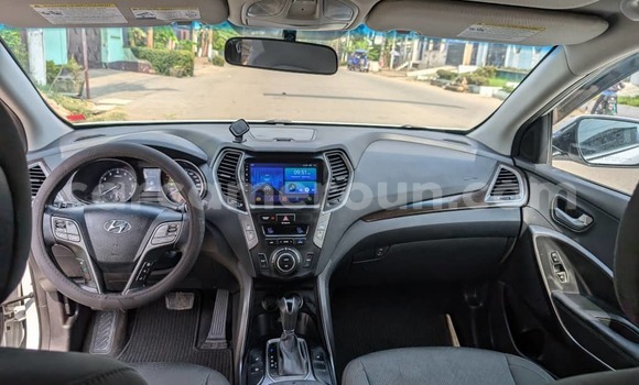 Sayi Imported Hyundai Santa Fe White Mota in Douala a Ƙasar Kamaru Sayi Imported Hyundai Santa Fe White Mota in Douala a Ƙasar Kamaru