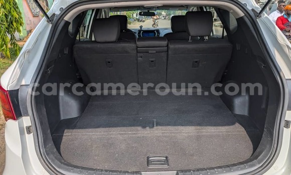 Sayi Imported Hyundai Santa Fe White Mota in Douala a Ƙasar Kamaru Sayi Imported Hyundai Santa Fe White Mota in Douala a Ƙasar Kamaru