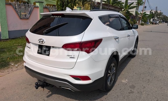 Sayi Imported Hyundai Santa Fe White Mota in Douala a Ƙasar Kamaru Sayi Imported Hyundai Santa Fe White Mota in Douala a Ƙasar Kamaru