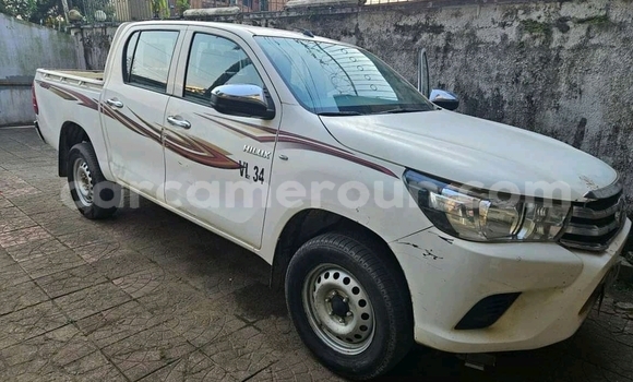Sayi Na hannu Toyota Hilux White Mota in Douala a Ƙasar Kamaru