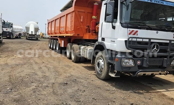 Sayi Imported Mercedes‒Benz 290 White Mota in Douala a Ƙasar Kamaru