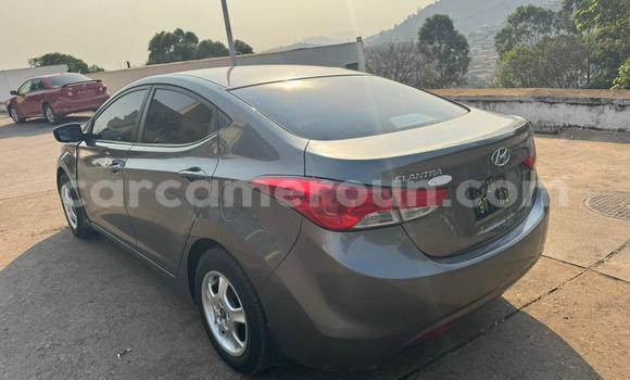 Sayi Na hannu Hyundai Elantra Azurfa Mota in Yaounde a Babban Kamaru