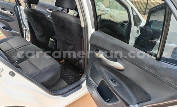 Sayi Na hannu Toyota Blade White Mota in Yaounde a Babban Kamaru Sayi Na hannu Toyota Blade White Mota in Yaounde a Babban Kamaru