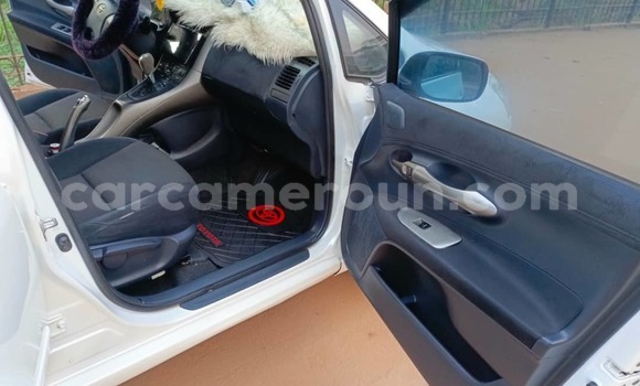 Sayi Na hannu Toyota Blade White Mota in Yaounde a Babban Kamaru Sayi Na hannu Toyota Blade White Mota in Yaounde a Babban Kamaru