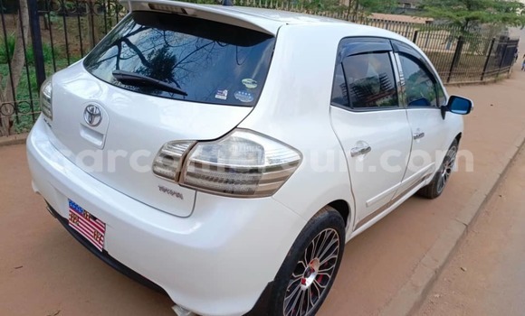 Sayi Na hannu Toyota Blade White Mota in Yaounde a Babban Kamaru Sayi Na hannu Toyota Blade White Mota in Yaounde a Babban Kamaru