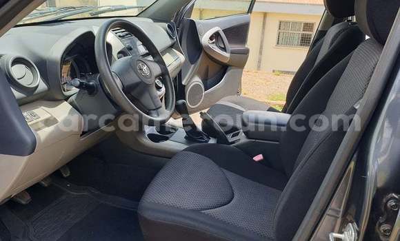 Sayi Na hannu Toyota RAV4 Black Mota in Yaounde a Babban Kamaru Sayi Na hannu Toyota RAV4 Black Mota in Yaounde a Babban Kamaru