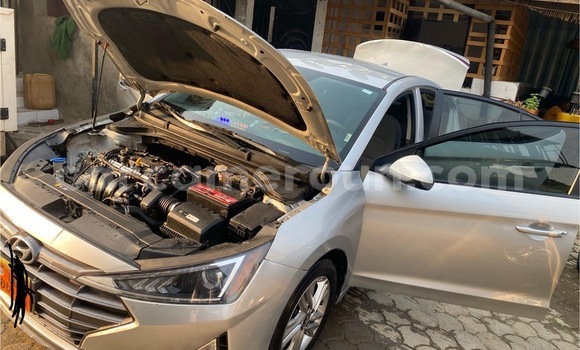 Sayi Na hannu Hyundai Elantra Azurfa Mota in Douala a Ƙasar Kamaru