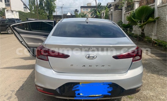 Sayi Na hannu Hyundai Elantra Azurfa Mota in Douala a Ƙasar Kamaru Sayi Na hannu Hyundai Elantra Azurfa Mota in Douala a Ƙasar Kamaru