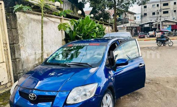 Sayi Na hannu Toyota Auris Blue Mota in Douala a Ƙasar Kamaru