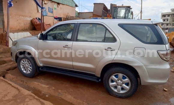 Sayi Na hannu Toyota Fortuner Azurfa Mota in Douala a Ƙasar Kamaru Sayi Na hannu Toyota Fortuner Azurfa Mota in Douala a Ƙasar Kamaru