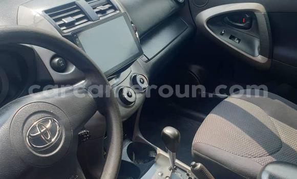 Sayi Na hannu Toyota RAV4 Azurfa Mota in Douala a Ƙasar Kamaru Sayi Na hannu Toyota RAV4 Azurfa Mota in Douala a Ƙasar Kamaru