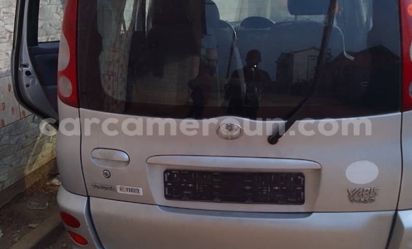 Sayi Sabo Toyota Yaris Verso Azurfa Mota in Douala a Ƙasar Kamaru