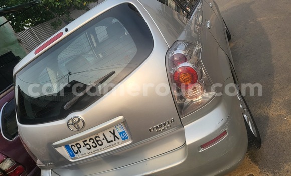 Sayi Sabo Toyota Corolla Verso Azurfa Mota in Douala a Ƙasar Kamaru Sayi Sabo Toyota Corolla Verso Azurfa Mota in Douala a Ƙasar Kamaru