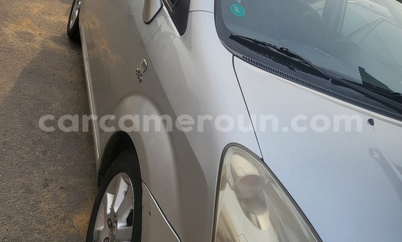 Sayi Sabo Toyota Corolla Verso Azurfa Mota in Douala a Ƙasar Kamaru Sayi Sabo Toyota Corolla Verso Azurfa Mota in Douala a Ƙasar Kamaru