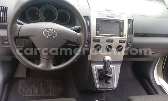 Sayi Sabo Toyota Corolla Verso Azurfa Mota in Douala a Ƙasar Kamaru Sayi Sabo Toyota Corolla Verso Azurfa Mota in Douala a Ƙasar Kamaru