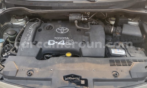 Sayi Sabo Toyota Corolla Verso Azurfa Mota in Douala a Ƙasar Kamaru Sayi Sabo Toyota Corolla Verso Azurfa Mota in Douala a Ƙasar Kamaru