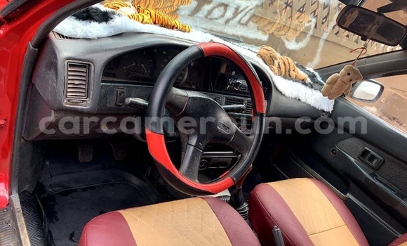 Sayi Na hannu Toyota Corolla Red Mota in Yaounde a Babban Kamaru Sayi Na hannu Toyota Corolla Red Mota in Yaounde a Babban Kamaru