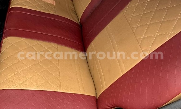 Sayi Na hannu Toyota Corolla Red Mota in Yaounde a Babban Kamaru Sayi Na hannu Toyota Corolla Red Mota in Yaounde a Babban Kamaru