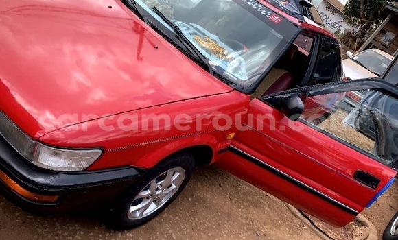 Sayi Na hannu Toyota Corolla Red Mota in Yaounde a Babban Kamaru Sayi Na hannu Toyota Corolla Red Mota in Yaounde a Babban Kamaru