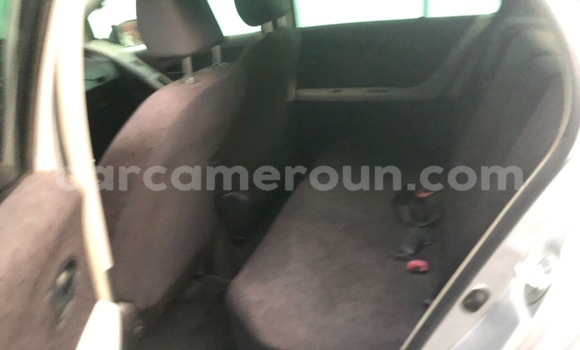 Sayi Imported Toyota Vitz Azurfa Mota in Douala a Ƙasar Kamaru Sayi Imported Toyota Vitz Azurfa Mota in Douala a Ƙasar Kamaru