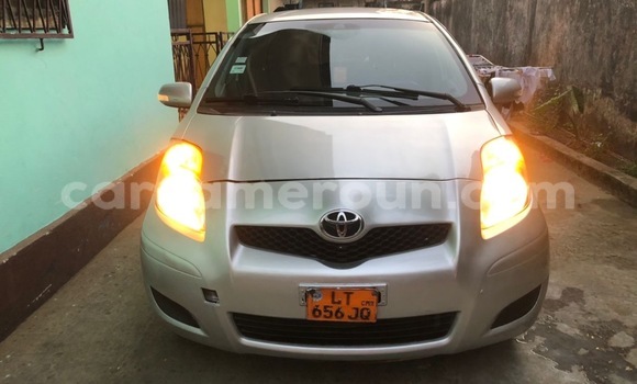 Sayi Imported Toyota Vitz Azurfa Mota in Douala a Ƙasar Kamaru Sayi Imported Toyota Vitz Azurfa Mota in Douala a Ƙasar Kamaru