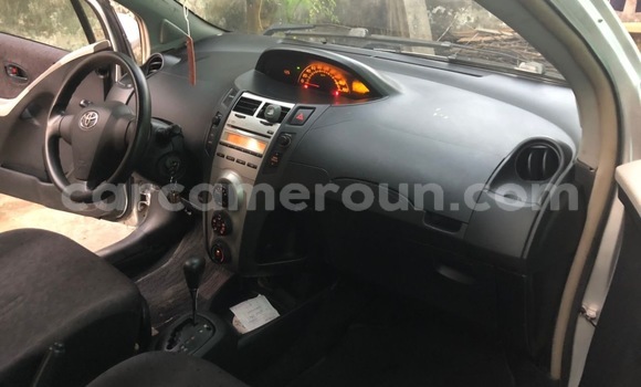 Sayi Imported Toyota Vitz Azurfa Mota in Douala a Ƙasar Kamaru Sayi Imported Toyota Vitz Azurfa Mota in Douala a Ƙasar Kamaru