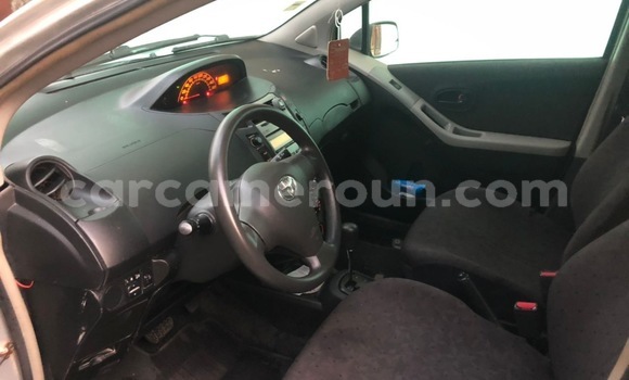 Sayi Imported Toyota Vitz Azurfa Mota in Douala a Ƙasar Kamaru Sayi Imported Toyota Vitz Azurfa Mota in Douala a Ƙasar Kamaru