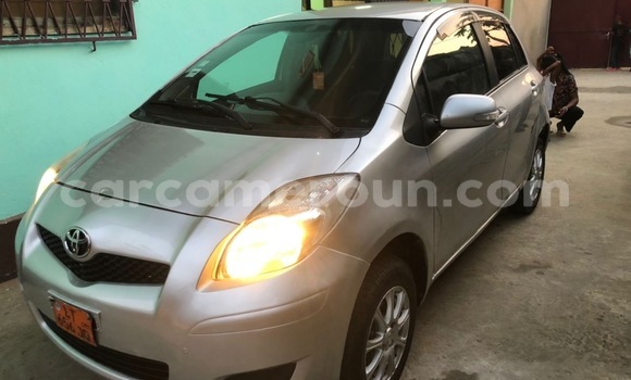 Sayi Imported Toyota Vitz Azurfa Mota in Douala a Ƙasar Kamaru Sayi Imported Toyota Vitz Azurfa Mota in Douala a Ƙasar Kamaru