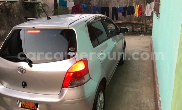 Sayi Imported Toyota Vitz Azurfa Mota in Douala a Ƙasar Kamaru Sayi Imported Toyota Vitz Azurfa Mota in Douala a Ƙasar Kamaru