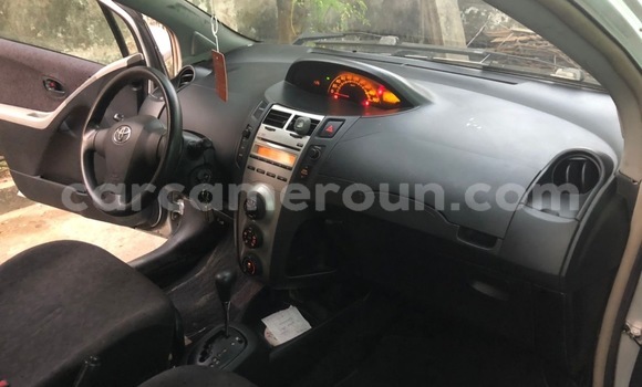 Sayi Imported Toyota Vitz Azurfa Mota in Douala a Ƙasar Kamaru Sayi Imported Toyota Vitz Azurfa Mota in Douala a Ƙasar Kamaru