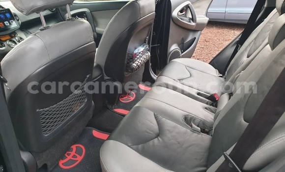 Sayi Na hannu Toyota RAV4 Black Mota in Douala a Ƙasar Kamaru Sayi Na hannu Toyota RAV4 Black Mota in Douala a Ƙasar Kamaru