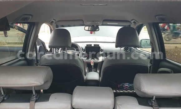 Sayi Na hannu Toyota RAV4 Black Mota in Douala a Ƙasar Kamaru Sayi Na hannu Toyota RAV4 Black Mota in Douala a Ƙasar Kamaru