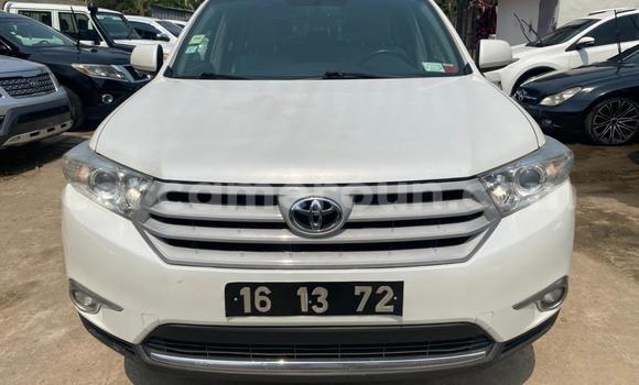 Sayi Na hannu Toyota Highlander White Mota in Douala a Ƙasar Kamaru