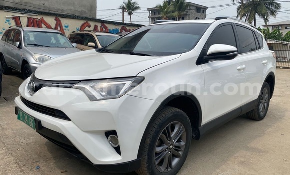 Sayi Sabo Toyota RAV4 White Mota in Douala a Ƙasar Kamaru Sayi Sabo Toyota RAV4 White Mota in Douala a Ƙasar Kamaru