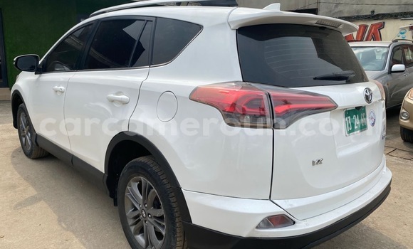 Sayi Sabo Toyota RAV4 White Mota in Douala a Ƙasar Kamaru Sayi Sabo Toyota RAV4 White Mota in Douala a Ƙasar Kamaru
