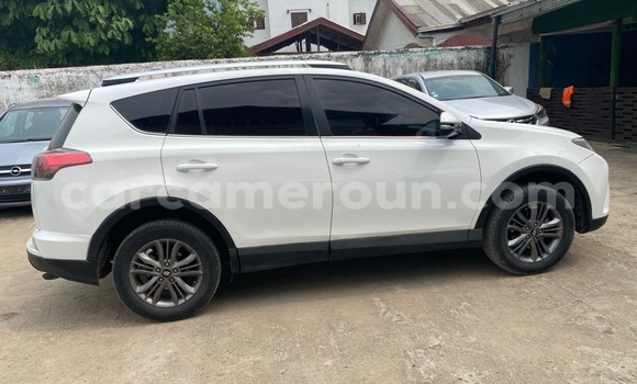 Sayi Sabo Toyota RAV4 White Mota in Douala a Ƙasar Kamaru Sayi Sabo Toyota RAV4 White Mota in Douala a Ƙasar Kamaru